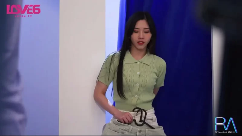 服装店女老板太饥渴，当然用鸡巴满足她了，后入抽插操逼到高潮，一副满足的表情，太骚了